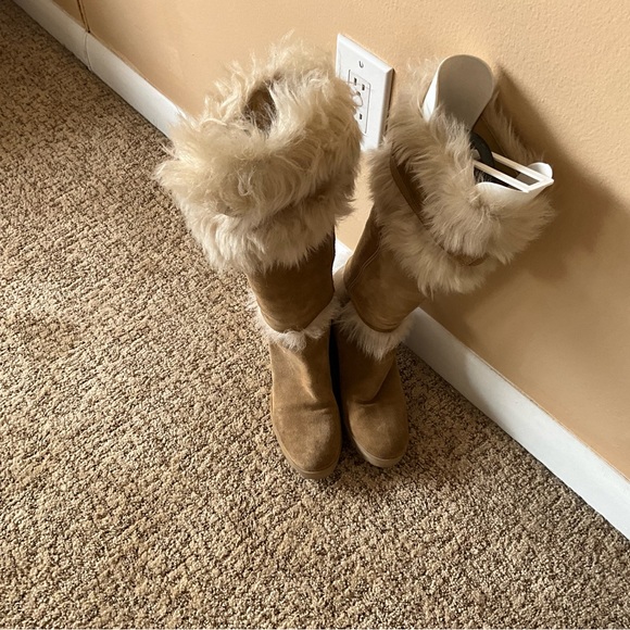 These gorgeous Coach winter boots will get you compliments. - Picture 2 of 16